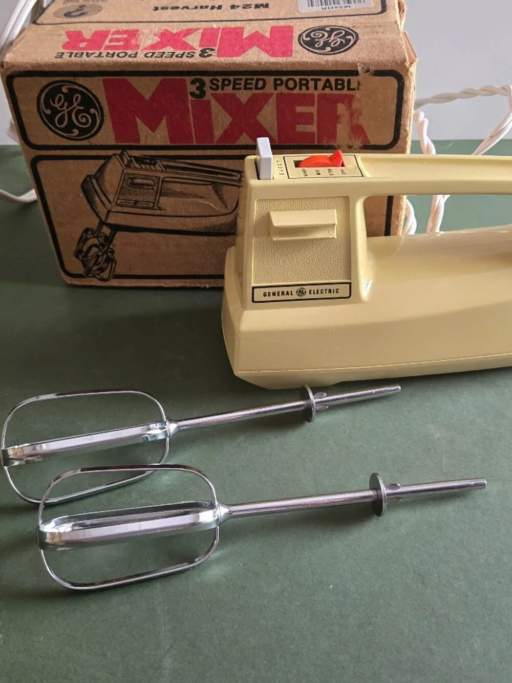 Vintage GE Handmixer